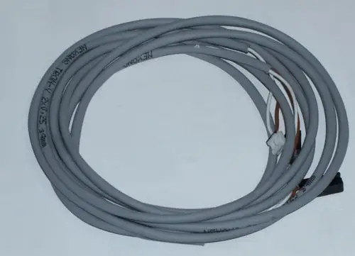 Graues Kabel, aufgerollt, mit mehreren Adern. Am Ende sind Anschlüsse sichtbar. Teil eines Daikin-Systems.